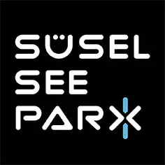 Süsel Seeparx Logo zeigt den weißen Schriftzug in einem schwarzen Quadrat