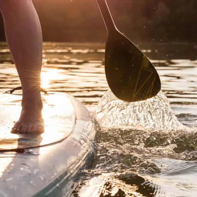 Standup paddling, Ausschnitt Bord, Fuß und Paddel