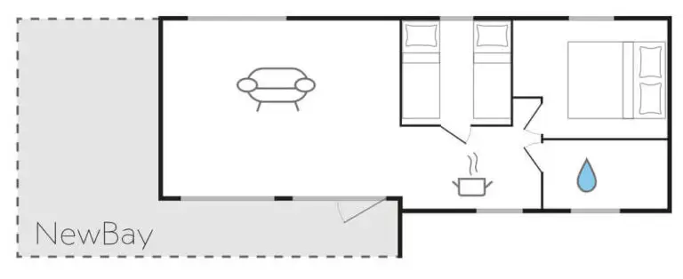 Süsel Seeparx Chalet Grundriss NewBay mit einem Wohnzimmer links, rechts daneben ein Schlafzimmer, darunter die offene Küche, rechts daneben ein zweites Schlafzimmer und darunter das Bad