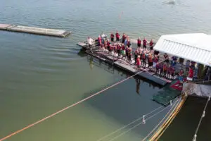 Süsel Seeparx Wasserski Steg mit Startbereich der Seilbahn und den wartenden Wasserski und Wakeboard Fahrern aus der Luft gesehen