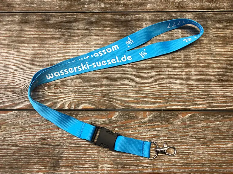 Blaues Schlüsselband mit weißem Schriftzug wasserski-suesel.de