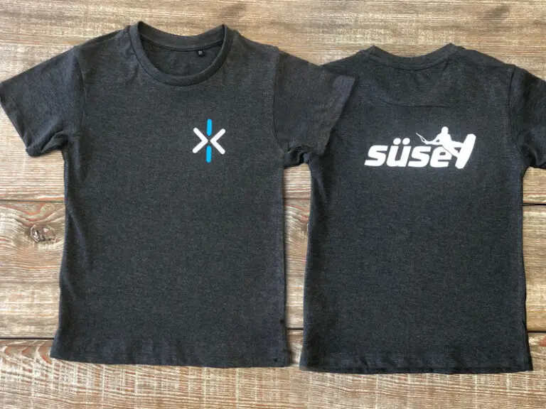 T-Shirts in grau einmal mit dem Süsel Seeparx Signet und einmal mit dem Süsel Schriftzug und springendem Wakeboarder