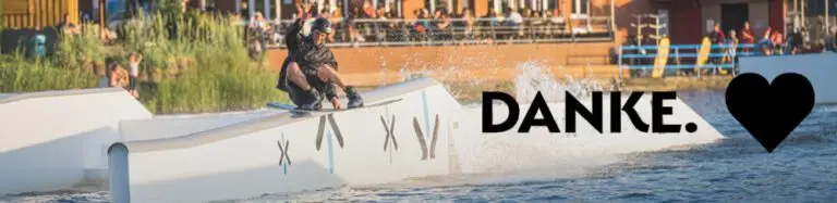 Wakeboarder slides über ein Hindernis in Süsel Seeparx