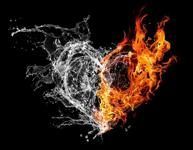 Herzform vor schwarzem Grund, die zur einen Hälfte aus spritzendem Wasser und zur anderen Hälfte aus Flammen besteht