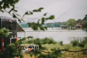Blick vom Campingplatz rüber zur Wasserskianlage in Süsel Seeparx