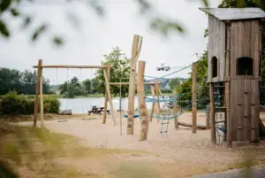 Spielplatz auf dem Campingplatz in Süsel Seeparx mit Blick rüber zum See