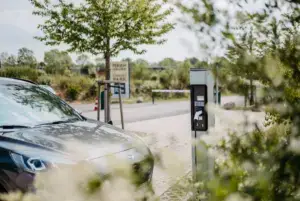 Ladesäule für E-Autos mit einem PKW, der gerade geladen wird in Süsel Seeparx