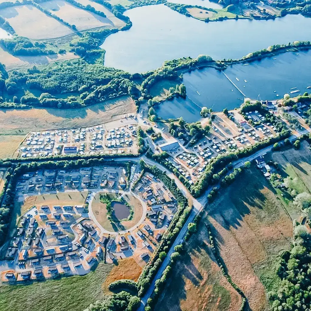 Luftaufnahme von der Anlage Süsel Seeparx mit dem Campingplatz, der Ferienhaussiedlung und der Wasserskianlage