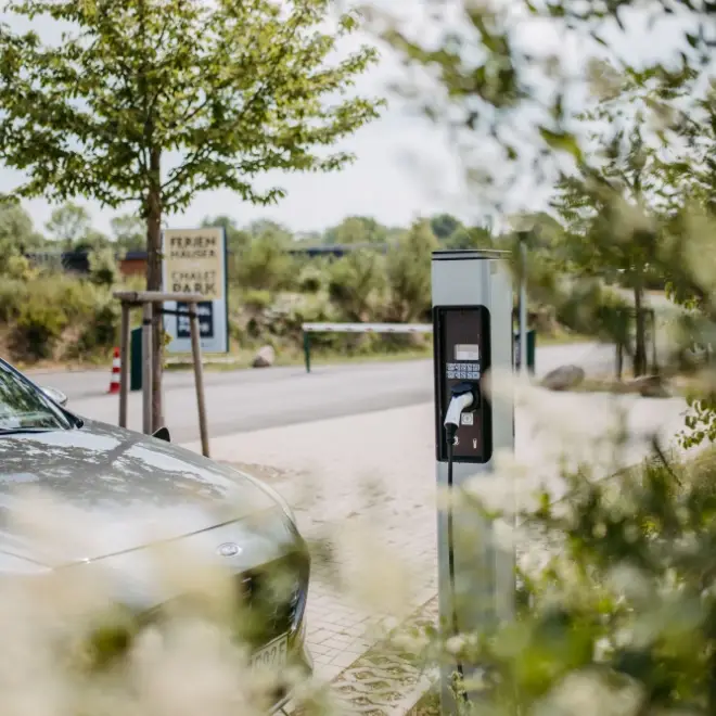 Ladesäule für E-Autos mit einem PKW, der gerade geladen wird in Süsel Seeparx