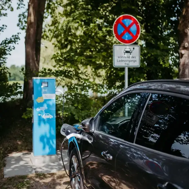 Ladesäule für E-Autos mit einem PKW, der gerade geladen wird in Süsel Seeparx