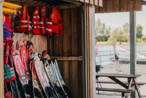 Schutzwesten und Wakeboard stehen an der Wand an der Ausgabestelle in Süsel Seeparx