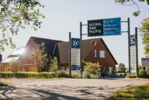 Einfahrt zum Hautphaus im Süsel Wakebaord Park