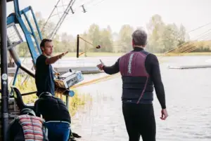 Mitarbeiter bei der Bedienung der Seilbahn in Süsel Seeparx