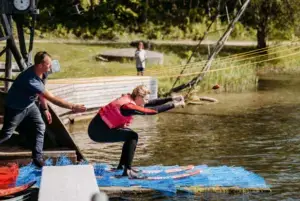 Wasserskifahrerein beim Starten an der Seilbahn in Süsel Seeparx