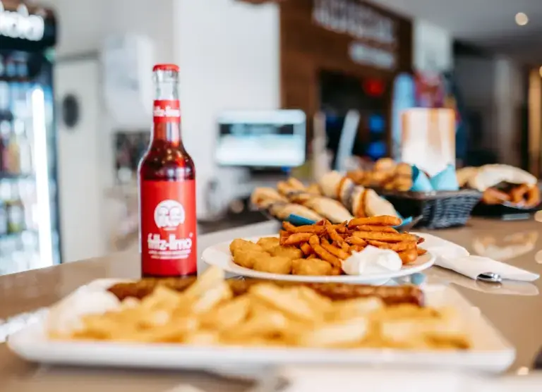 Pommes und Getränke stehen auf dem Tresen des Bistros in Süsel Seeparx