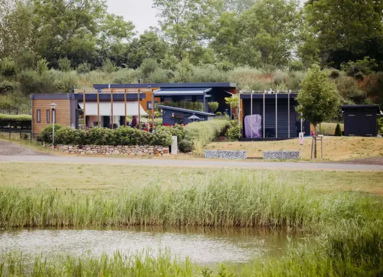 Chalet mit Schuppen und Gartenanlage am Teich im Süsel Ferienhauspark