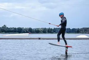 Foil Fahrer im Wakeboard Park auf dem Wasser in Süsel Seeparx