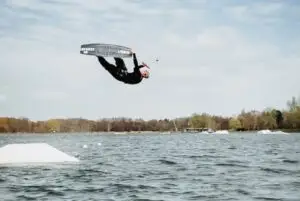 Wakeboarder im Sprung über ein Hindernis im Wakeboard Park in Süsel