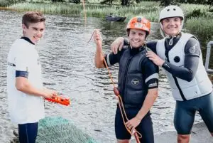 Wassersportler mit Helm und Schutzweste am See in Süsel