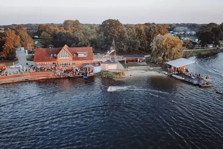 Luftaufnahme auf die Wasserski Anlage in Süsel Seeparx