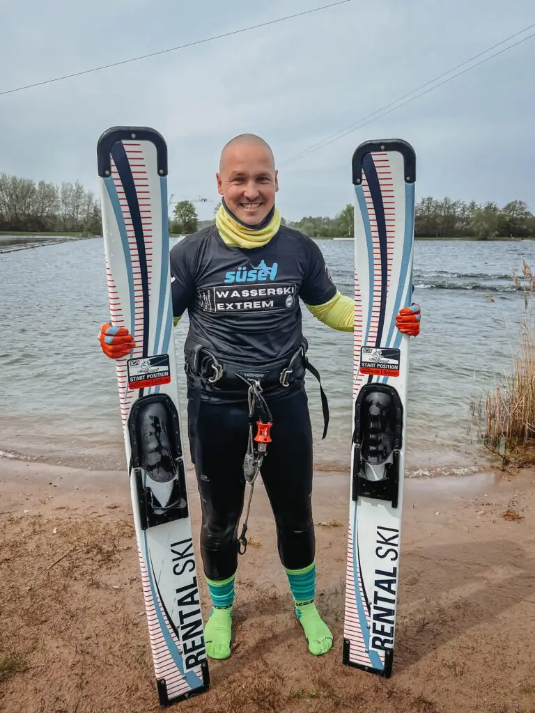 Matthias Rumpel am Tag seines Wasserski-Marathon Weltrekordversuches am Seeufer in Süsel Seeparx