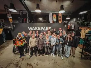 Gruppenfoto des Süsel Seeparx Teams im Wakepark Fehmarn