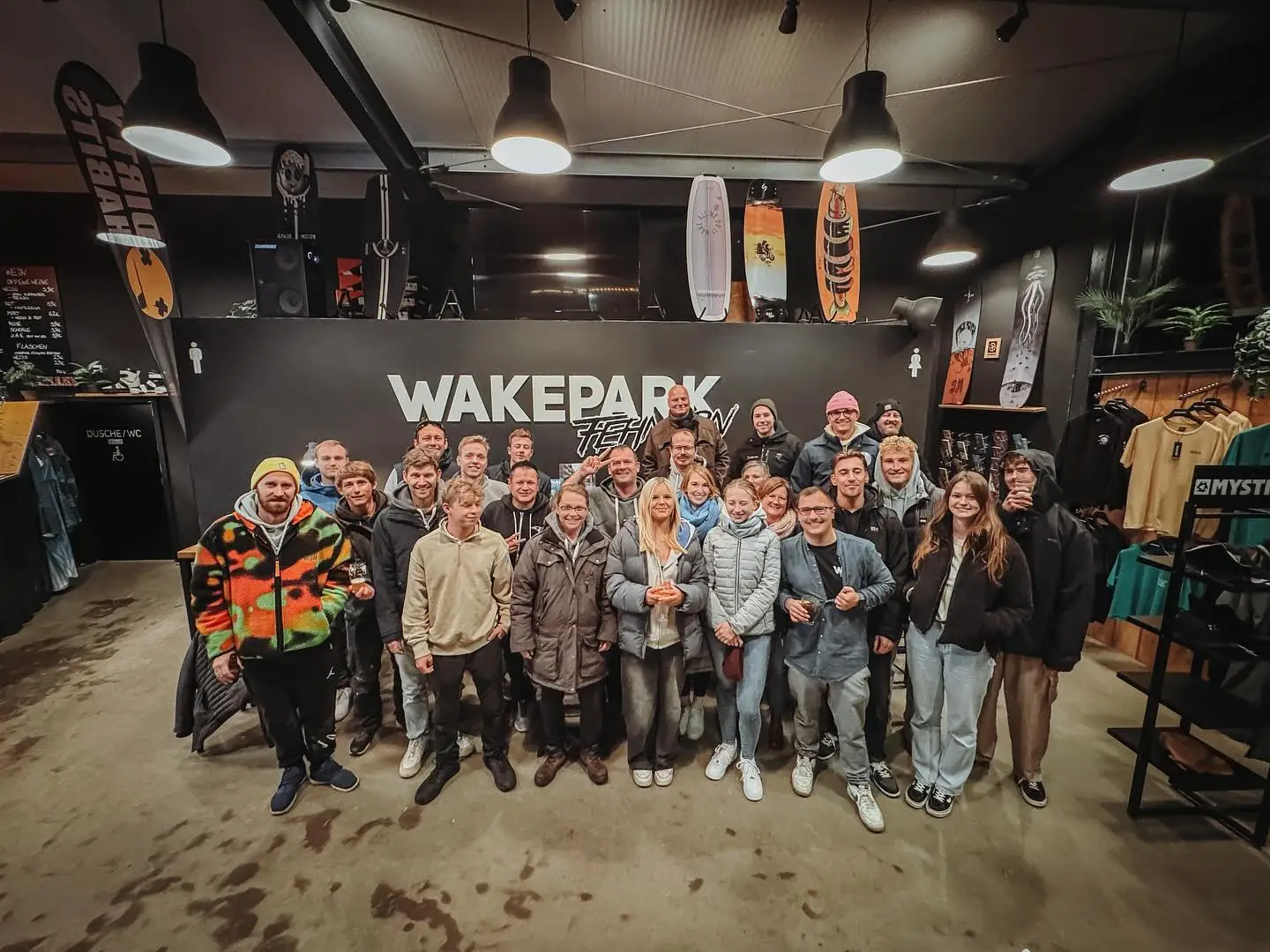 Gruppenfoto des Süsel Seeparx Teams im Wakepark Fehmarn