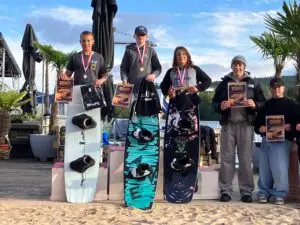 Siegerehrung der Wakeboarder auf dem Siegertreppchen