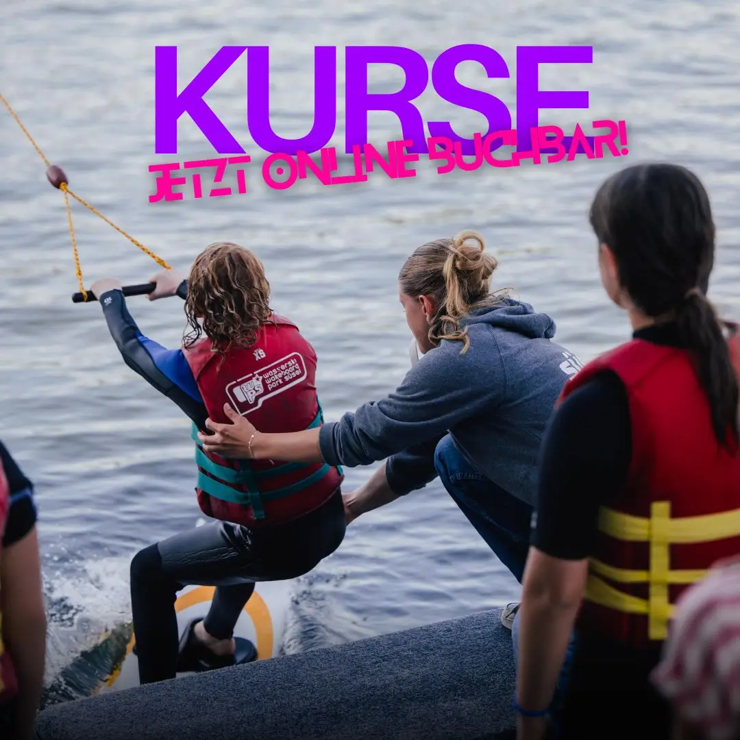 Hinweistext "Kurse jetzt online buchbar" über dem Foto einer startenden Wakeboarderin in Süsel Seeparx