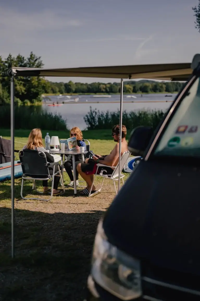 Camper beim Relaxen am See in in Süsel Seeparx