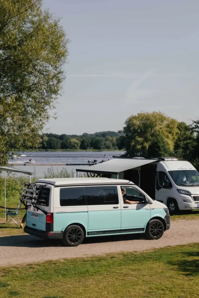 VW Bus und Wohnmobile am See auf dem Camping Platz in Süsel Seeparx